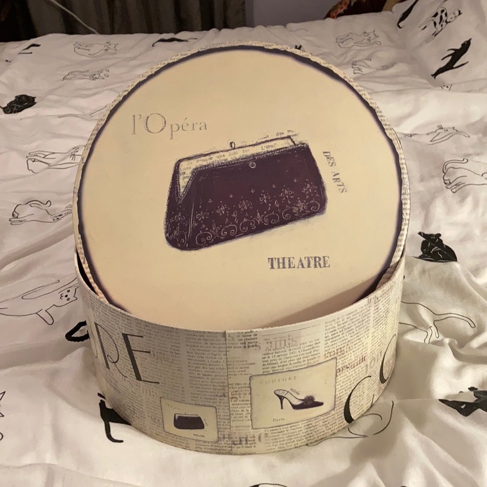 Super cute Hat box!